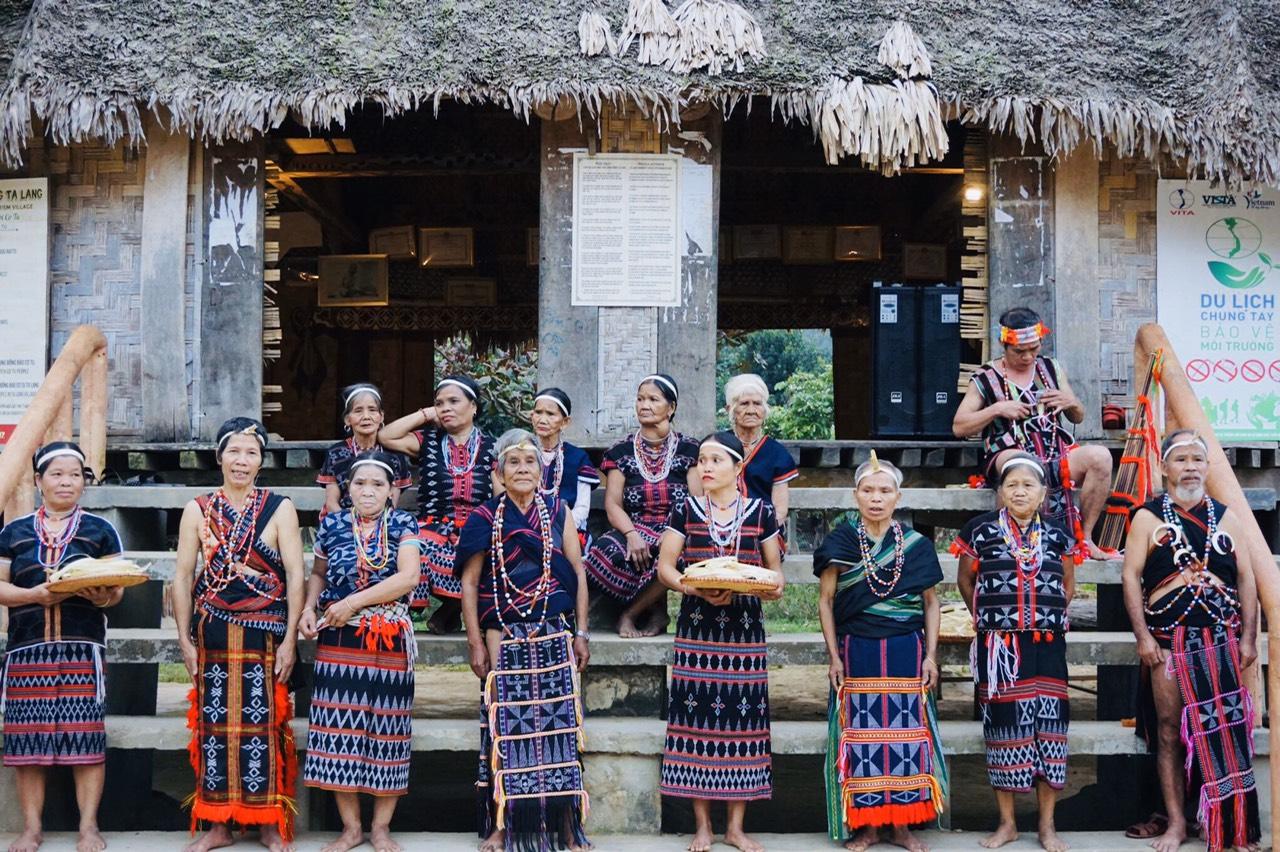 Lễ nhập làng của người Cơ Tu ở Ta Lang. Ảnh: VCTC